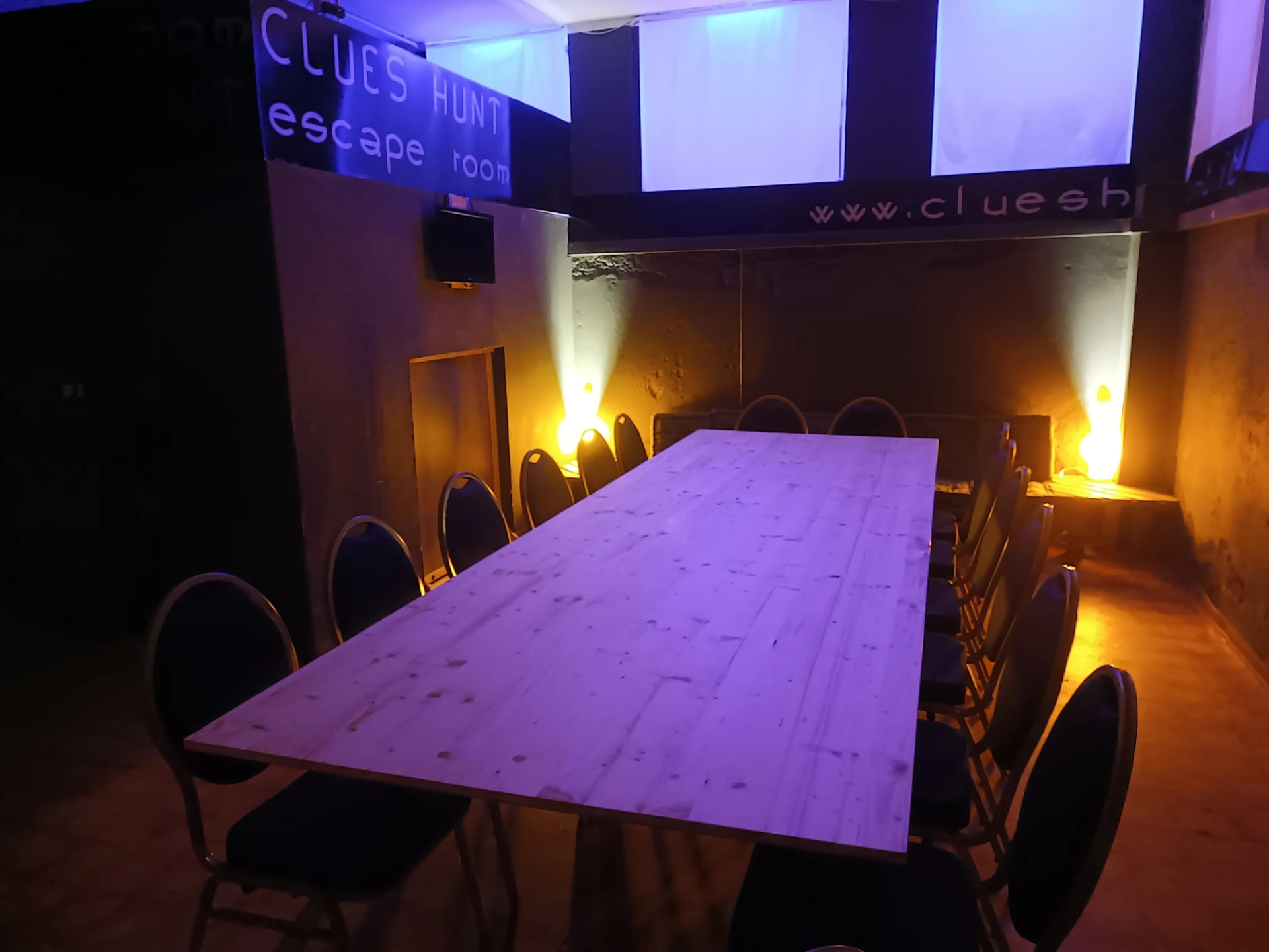 Sala meeting a Milano per corsi di formazione e team building aziendali, con tavolo boardroom in vero legno massiccio artigianale su misura.